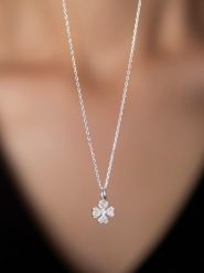 Heliophilia Srebrny naszyjnik z zawieszką - dł. 43 cm rozmiar: onesize. Szare naszyjniki Heliophilia, z materiału, z cyrkonią, srebrne. Za 39.99 zł.