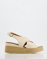 SANDAŁY NA KOTURNIE 13610 BEIGE. Brązowe sandały Venezia, bez wzorów, ze skóry, bez obcasa, na koturnie, bez zapięcia. Za 199.00 zł.