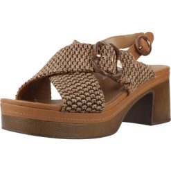 Sandały CARMELA 163157C Brązowy. Brązowe sandały Carmela, bez wzorów, ze skóry, sportowe, bez obcasa, bez zapięcia. Za 281.99 zł.