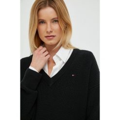 Tommy Hilfiger sweter bawełniany kolor czarny. Czarne swetry Tommy Hilfiger, l, bez wzorów, z bawełny, bez ramiączek. W wyprzedaży za 519.99 zł.