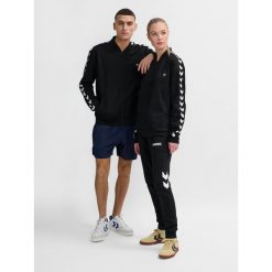 Kurtka z dresu Hummel Hmlarchive Regular Poly. Czarne kurtki Hummel, bez wzorów, z dresówki, sportowe, bez kaptura. Za 281.05 zł.