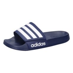 Klapki basenowe adidas Adilette. Białe klapki adidas, bez wzorów, z materiału, klasyczne, bez obcasa, bez zapięcia. Za 119.00 zł.