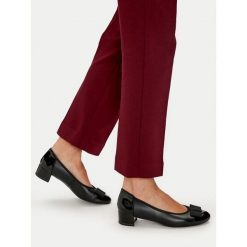 Czółenka Caprice. Czarne czółenka Caprice, bez wzorów, bez obcasa, bez zapięcia. Za 165.99 zł.