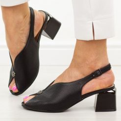 Czarne skórzane sandały damskie Cambell 35301. Czarne sandały Cambell, w ażurowe wzory, ze skóry, eleganckie, bez obcasa, na obcasie, bez zapięcia. Za 219.00 zł.