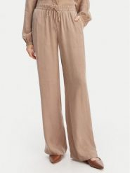 Guess Spodnie materiałowe W6GB07 W1781 Beżowy Regular Fit. Brązowe spodnie materiałowe Guess, z aplikacjami, z materiału. Za 524.99 zł.