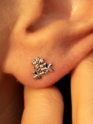 OR ÉCLAT Złote kolczyki-wkrętki "Minis Fleurs" z cyrkoniami rozmiar: onesize. Szare kolczyki Or Éclat, z cyrkonią, złote. Za 347.99 zł.