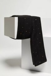 Szal ze złotym nadrukiem czarny. Czarne szaliki i kominy MOODO, bez wzorów. W wyprzedaży za 19.99 zł.