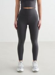 Damskie legginsy z wysokim stanem, squat proof, dla niskich Sense ciemnoszare. Szare legginsy AIM'N, bez wzorów, z elastanu, krótkie. Za 297.00 zł.