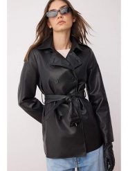 Trendyol Kurtka w kolorze czarnym ze skóry syntetycznej rozmiar: L. Czarne kurtki Trendyol, l, bez wzorów, ze skóry, bez kaptura. Za 231.68 zł.