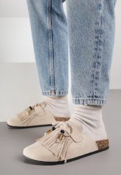 Beżowe Klapki Mule z Imitacji Zamszu Zdobione Koralikami i Frędzlami Elwedena. Brązowe klapki Born2be, z aplikacjami, z jeansu, boho, bez obcasa, na płaskiej podeszwie, bez zapięcia. Za 89.99 zł.