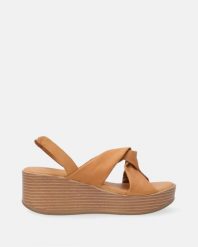 BRĄZOWE SANDAŁY NA KOTURNIE PF512 LT TAN. Brązowe sandały Venezia, bez wzorów, ze skóry, bez obcasa, na koturnie, bez zapięcia. Za 229.00 zł.