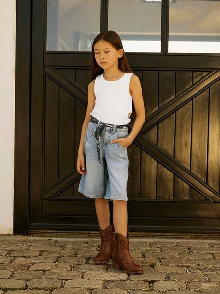 Name it Szorty dżinsowe "Bella" w kolorze błękitnym rozmiar: 116. Niebieskie szorty Name it, z aplikacjami, z bawełny, klasyczne. Za 48.05 zł.