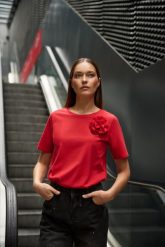 Bawełniana bluzka z aplikacją czerwona. Czerwone bluzki MOODO, l, z aplikacjami, z bawełny, bez kołnierzyka, bez ramiączek. Za 79.99 zł.