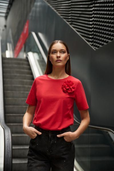 Bawełniana bluzka z aplikacją czerwona. Czerwone bluzki MOODO, l, z aplikacjami, z bawełny, bez kołnierzyka, bez ramiączek. Za 79.99 zł.