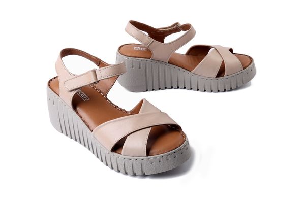 ARTIKER RELAKS 56C0962 beżowy, sandały damskie. Brązowe sandały Artiker Relaks, bez wzorów, bez obcasa, na koturnie, bez zapięcia. Za 249.90 zł.