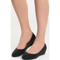 Czarne Koturny Issues. Czółenka marki Born2be. Za 49.99 zł.