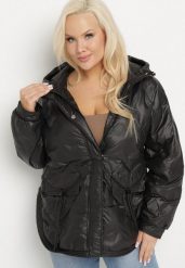 Czarna Kurtka Pikowana z Kapturem i Kieszeniami o Pudełkowym Kroju Eravinna. Czarne kurtki Born2be, plus size, bez wzorów, z kapturem. Za 229.99 zł.