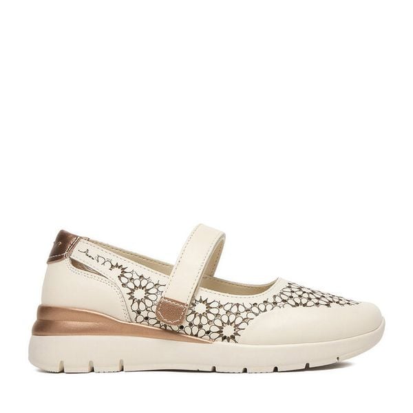 Półbuty Go Soft. Białe czółenka GO SOFT, bez wzorów, bez obcasa, bez zapięcia. Za 149.99 zł.