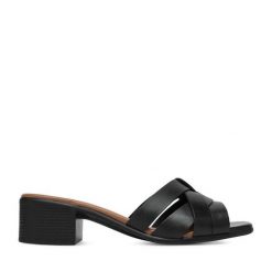 Klapki Lasocki. Czarne klapki Lasocki, bez wzorów, bez obcasa, bez zapięcia. Za 159.99 zł.