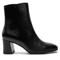 Botki Tamaris. Czarne botki Tamaris, bez wzorów, bez obcasa, na słupku, bez zapięcia. Za 269.99 zł.