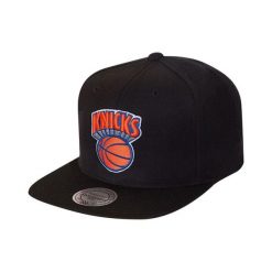 Czapka New York Knicks. Czarne czapki z daszkiem Mitchell & Ness, bez wzorów, sportowe. Za 217.00 zł.
