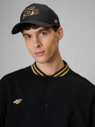 4F Czapka z daszkiem snapback uniseks 4F x Bartosz Zmarzlik - czarna S/M. Czarne czapki z daszkiem 4f, bez wzorów, z bawełny, klasyczne. Za 119.99 zł.