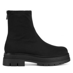 Botki JENNY. Czarne botki Jenny, bez wzorów, bez obcasa, na płaskiej podeszwie, bez zapięcia. Za 127.99 zł.