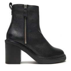 Botki Clarks. Czarne botki Clarks, bez wzorów, bez obcasa, na słupku, bez zapięcia. Za 399.99 zł.