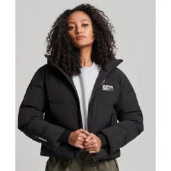 Damska prosta kurtka z kapturem Superdry. Czarne kurtki Superdry, bez wzorów, z puchu, eleganckie, z kapturem. W wyprzedaży za 549.60 zł.