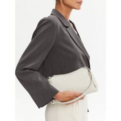 Torebka Calvin Klein Jeans. Białe torebki klasyczne Calvin Klein Jeans, bez wzorów, z jeansu, klasyczne, bez dodatków. Za 236.99 zł.