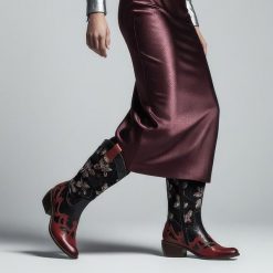 Kozaki damskie Laura Vita, wysoka cholewka skórzana zdobiona i na klocku zapinane na zamek, czerwone, SL1505-A9A. Czerwone kozaki LAURA VITA, z aplikacjami, z materiału, przed kolano, bez obcasa, na obcasie, bez zapięcia. Za 535.99 zł.