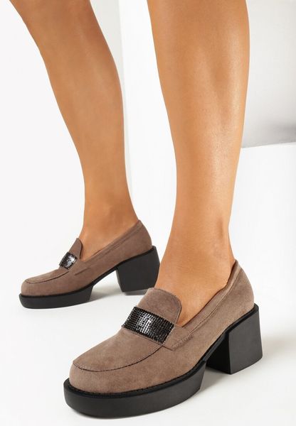 Beżowe Półbuty na Słupku i Platformie z Biżuteryjną Klamrą i Skórzaną Wkładką Azuwena. Brązowe półbuty wsuwane Born2be, bez wzorów, eleganckie, bez obcasa, na słupku. Za 69.99 zł.