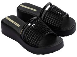 Klapki damskie Ipanema Essence. Czarne klapki Ipanema, bez wzorów, z gumy, bez obcasa, bez zapięcia. Za 199.00 zł.