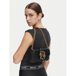 Torebka Just Cavalli. Czarne kopertówki Just Cavalli, bez wzorów, wizytowe, bez dodatków. Za 759.99 zł.