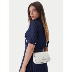 Torebka Calvin Klein. Białe listonoszki Calvin Klein, bez wzorów, bez dodatków. Za 409.99 zł.