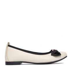 Baleriny MEXX. Białe baleriny Mexx, bez wzorów, bez obcasa, bez zapięcia. Za 249.99 zł.