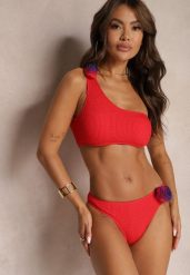 Czerwone Bikini 2-Częściowe Asymetryczny Stanik i Majtki z Aplikacjami Kwiatu Namsilea. Czerwone bikini Renee, z aplikacjami. W wyprzedaży za 63.99 zł.
