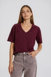 T-shirt z dekoltem w serek burgundowy. Czerwone t-shirty MOODO, l, bez wzorów, z bawełny, bez kołnierzyka, bez ramiączek. Za 39.99 zł.