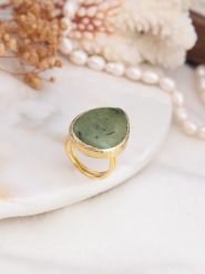 L'Atelier de Gaia Pozłacany pierścionek z prehnitem rozmiar: onesize. Szare pierścionki L'Atelier de Gaia, z prehnitem, pozłacane. Za 83.03 zł.