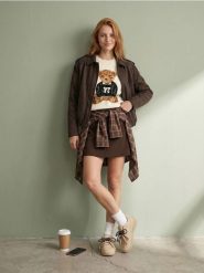 Dzianinowy sweter z motywem misia - kremowy. Białe swetry Sinsay, l, bez wzorów, z dzianiny, bez ramiączek. Za 49.99 zł.