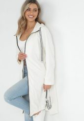 Jasnobeżowy Płaszcz za Kolano z Kapturem Katine. Brązowe płaszcze Born2be, l, z aplikacjami, eleganckie, z kapturem. W wyprzedaży za 237.99 zł.