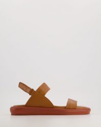 KLASYCZNE SANDAŁY 030163 TAN. Sandały Venezia, bez wzorów, ze skóry, klasyczne, bez obcasa, bez zapięcia. Za 139.00 zł.