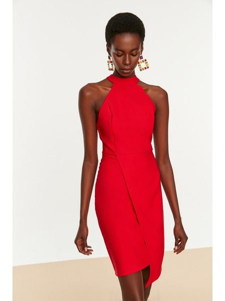 Trendyol Sukienka w kolorze czerwonym rozmiar: 40. Czerwone sukienki Trendyol, bez wzorów, z asymetrycznym kołnierzem, bez ramiączek, mini, asymetryczne. Za 48.16 zł.