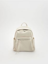 Plecak z imitacji skóry - złamana biel. Plecaki Reserved, bez wzorów, ze skóry, bez dodatków. W wyprzedaży za 65.99 zł.