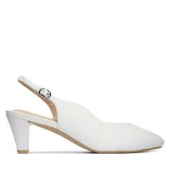 Czółenka Caprice. Białe czółenka Caprice, bez wzorów, bez obcasa, bez zapięcia. Za 339.99 zł.