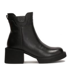 Botki Kazar. Czarne botki Kazar, bez wzorów, bez obcasa, na słupku, bez zapięcia. Za 799.00 zł.