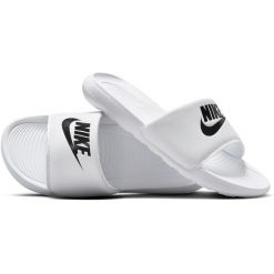 Klapki damskie Nike Victori One Slide. Białe klapki Nike, bez wzorów, z materiału, sportowe, bez obcasa, bez zapięcia. Za 254.00 zł.