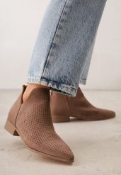 Brązowe Płaskie Botki Vices z Ażurową Cholewką Ozdobione Wycięciem Selanis. Brązowe botki Renee, w ażurowe wzory, z jeansu, biznesowe, bez obcasa, na płaskiej podeszwie, bez zapięcia. Za 119.99 zł.