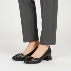 Czółenka damskie Armodo, cholewka skóra naturalna gładka klasyczny fason stabilny obcas metalowa ozdoba z przodu jednolita forma miękkie wykończenie. Czarne czółenka Armodo, z aplikacjami, ze skóry, biznesowe, bez obcasa, na obcasie, bez zapięcia. Za 379.00 zł.