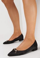 Czarne Satynowe Balerinki z Metalową Ozdobą Persefa. Czarne baleriny Born2be, z aplikacjami, z materiału, eleganckie, bez obcasa, bez zapięcia. W wyprzedaży za 44.99 zł.